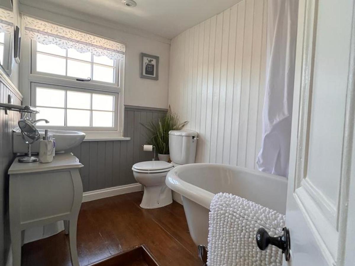 Bridewell Cottage In The Heart Of Tenterden - Pass The Keys Esterno foto